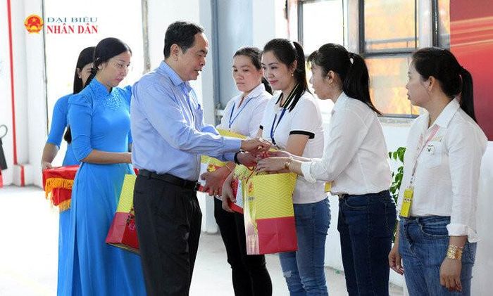 Chủ tịch Quốc hội Trần Thanh Mẫn tặng quà Tết cho công nhân, người lao động có hoàn cảnh khó khăn. Ảnh: Lâm Hiển