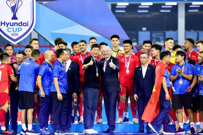 Chủ tịch FIFA Gianni Infantino chúc mừng HLV Kim Sang Sik và đội tuyển Việt Nam. Ông đã dự khán trận đấu và trao Cup cho nhà vô địch. Ảnh: VFF