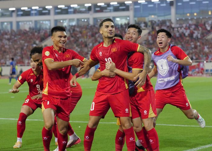 Các cầu thủ Việt Nam ăn mừng sau bàn thắng gỡ hòa 1-1 từ tình huống dứt điểm của Hoàng Hên. Ảnh: VFF