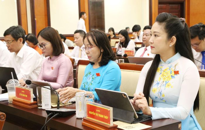 Các đại biểu nghiên cứu các dự thảo nghị quyết được trình tại kỳ họp. Ảnh: Văn Dũng