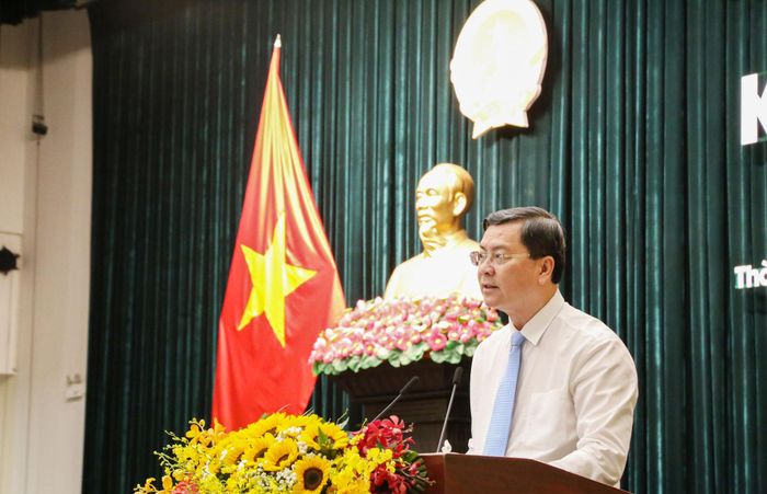 Phó Chủ tịch UBND TP. Hồ Chí Minh Nguyễn Công Vinh trình bày dự thảo nghị quyết tại kỳ họp. Ảnh: Văn Dũng