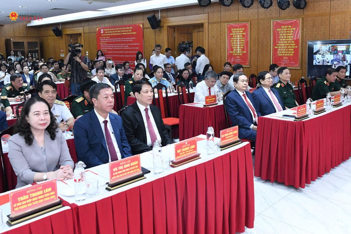 Chủ tịch Quốc hội Trần Thanh Mẫn; nguyên Chủ tịch nước Lương Cường; nguyên Thủ tướng Chính phủ Phạm Minh Chính; Phó Chủ tịch nước Võ Thị Ánh Xuân và các đại biểu dự buổi lễ