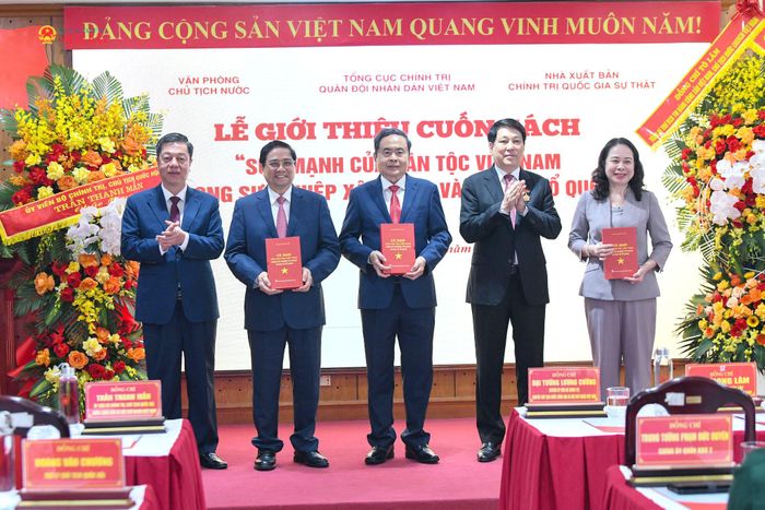 Nguyên Chủ tịch nước Lương Cường trao sách tặng Chủ tịch Quốc hội Trần Thanh Mẫn; nguyên Thủ tướng Chính phủ Phạm Minh Chính; Phó Chủ tịch nước Võ Thị Ánh Xuân