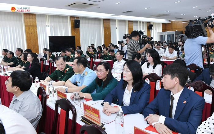 Các đại biểu dự lễ ra mắt sách