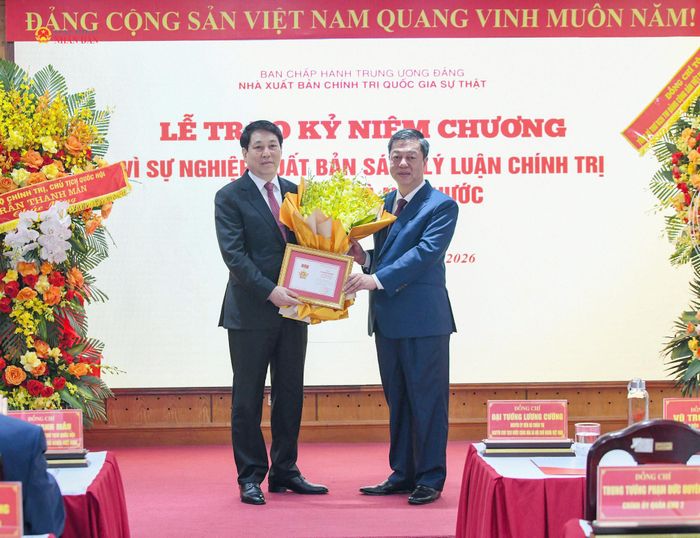 Giám đốc - Tổng Biên tập Nhà xuất bản Chính trị quốc gia Sự thật Vũ Trọng Lâm trao Kỷ niệm chương “Vì sự nghiệp xuất bản sách lý luận, chính trị của Đảng và Nhà nước” tặng nguyên Chủ tịch nước Lương Cường
