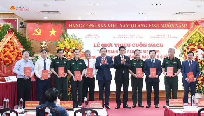 Chủ tịch Quốc hội Trần Thanh Mẫn; nguyên Chủ tịch nước Lương Cường trao sách tặng cho các đại biểu