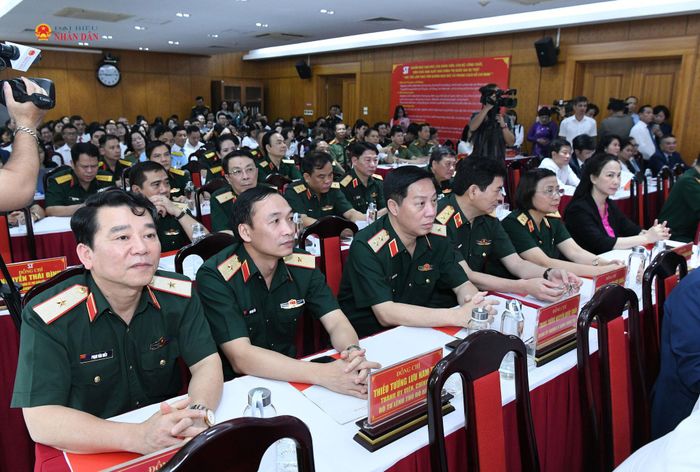 Các đại biểu dự lễ ra mắt sách