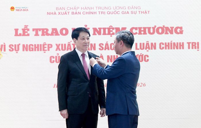 Giám đốc - Tổng Biên tập Nhà xuất bản Chính trị quốc gia Sự thật Vũ Trọng Lâm trao Kỷ niệm chương “Vì sự nghiệp xuất bản sách lý luận, chính trị của Đảng và Nhà nước” tặng nguyên Chủ tịch nước Lương Cường