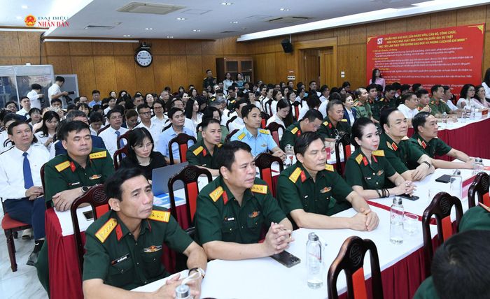 Các đại biểu dự lễ ra mắt sách