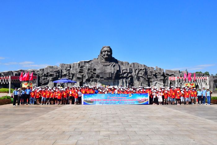 Các em học sinh dâng hương, tham quan Tượng đài Mẹ Việt Nam Anh hùng Nguyễn Thị Thứ, qua đó tìm hiểu thêm về truyền thống lịch sử, bồi đắp lòng biết ơn và niềm tự hào dân tộc. Ảnh BSR