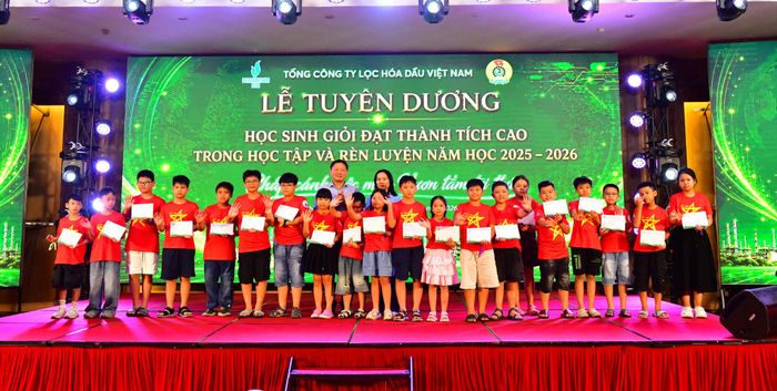 Lãnh đạo BSR trao quà tuyên dương các em học sinh đạt thành tích cao trong học tập và rèn luyện năm học 2025–2026. Ảnh BSR