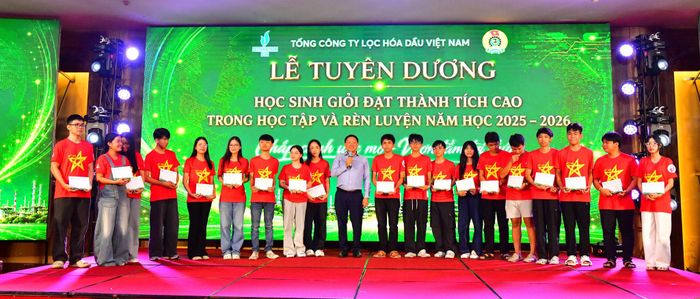 Ông Bùi Ngọc Dương – Bí thư Đảng ủy, Chủ tịch HĐQT BSR phát biểu, động viên và gửi gắm kỳ vọng đến các em học sinh. Ảnh BSR
