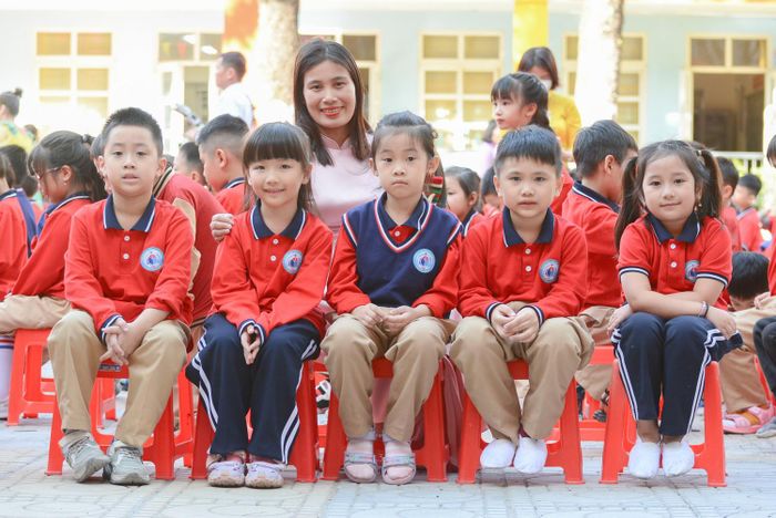 Giáo viên, học sinh một trường tiểu học tại Hà Nội. Ảnh: Quốc Việt