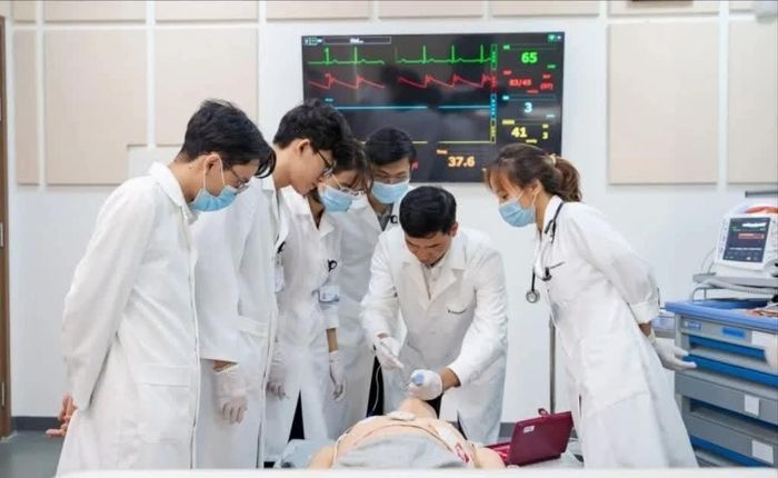 TP. Hồ Chí Minh sẽ hỗ trợ 100% học phí, tối đa 100 triệu đồng/người/năm đối với khoảng 400 bác sĩ nội trú mỗi năm. Ảnh minh họa