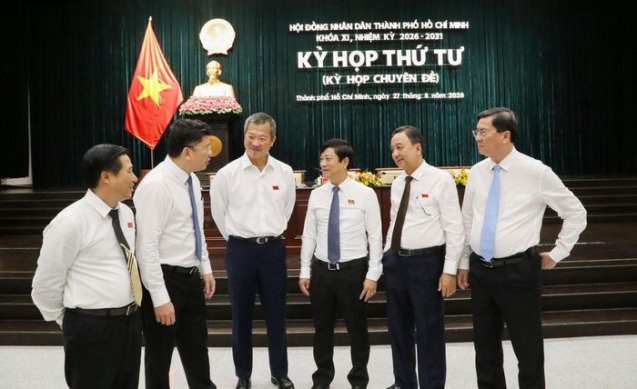 Chủ tịch HĐND Thành phố Võ Văn Minh cùng lãnh đạo Thành phố và các đại biểu trao đổi trong giờ giải lao giữa kỳ họp. Ảnh: Văn Dũng