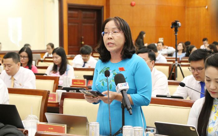 Đại biểu Lê Thị Mai Thi đóng góp ý kiến tại kỳ họp. Ảnh: Văn Dũng
