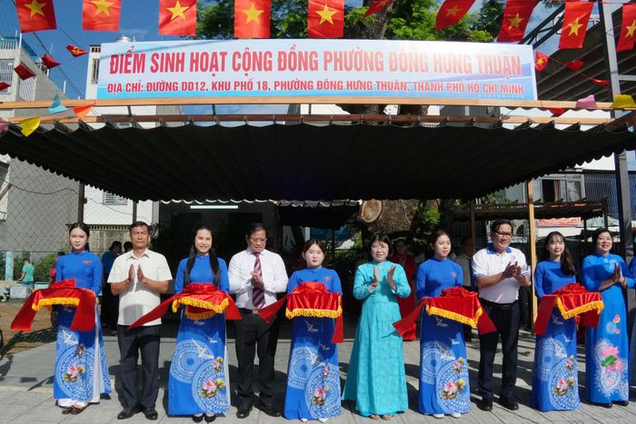 Lãnh đạo phường Đông Hưng Thuận cắt băng khánh thành điểm sinh hoạt cộng đồng