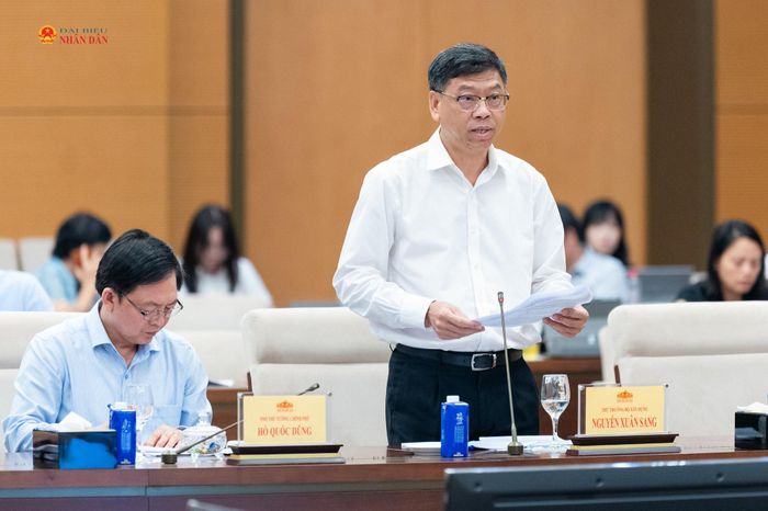 Thứ trưởng Bộ Xây dựng Nguyễn Xuân Sang trình bày Tờ trình dự án Luật