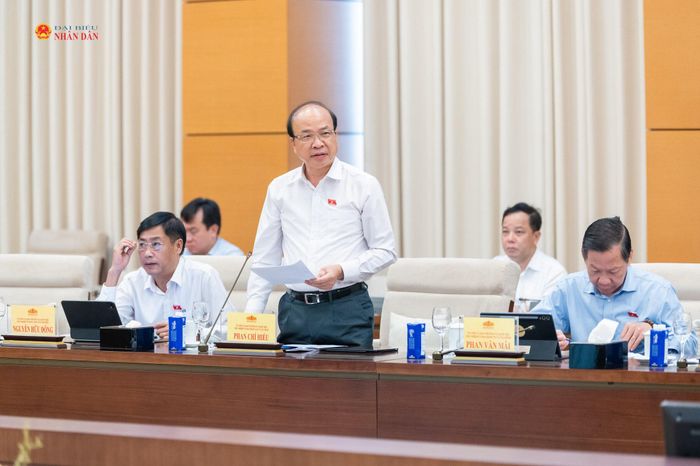 Chủ nhiệm Ủy ban Pháp luật và Tư pháp Phan Chí Hiếu trình bày Báo cáo thẩm tra sơ bộ
