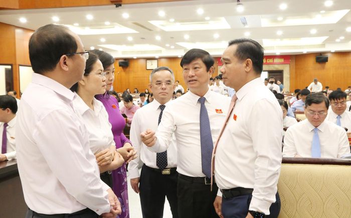 Chủ tịch HĐND TP. Hồ Chí Minh yêu cầu các cơ quan hữu quan phải chủ động đi trước một bước, đưa Luật nhanh chóng vào cuộc sống. Ảnh: Văn Dũng