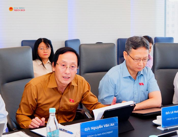 ĐBQH hoạt động chuyên trách tại Ủy ban Khoa học, Công nghệ và Môi trường Nguyễn Văn An trao đổi tại cuộc làm việc