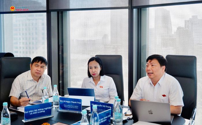 ĐBQH Nguyễn Vũ Trung (TP. Hồ Chí Minh), Viện trưởng Viện Pasteur TP. Hồ Chí Minh trao đổi tại cuộc làm việc