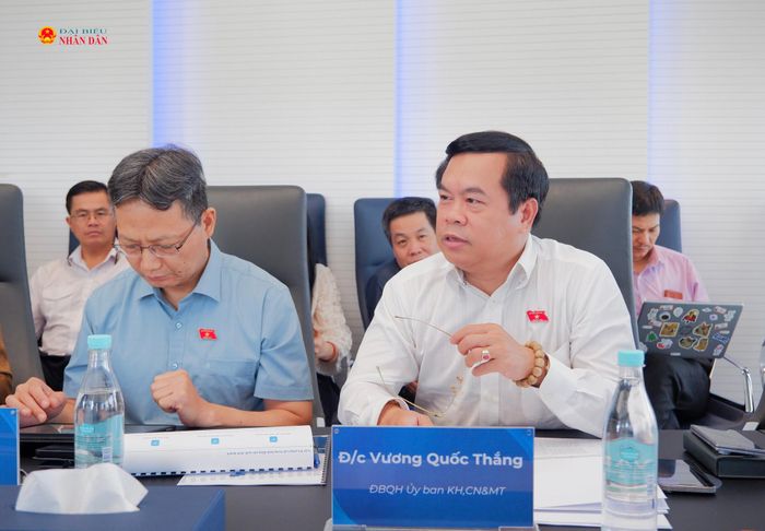 ĐBQH hoạt động chuyên trách tại Ủy ban Khoa học, Công nghệ và Môi trường Vương Quốc Thắng trao đổi tại cuộc làm việc