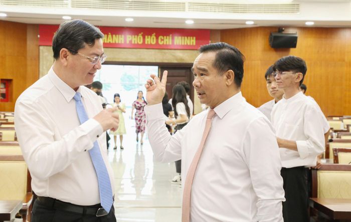 Chủ tịch UBND TP. Hồ Chí Minh Nguyễn Văn Được trao đổi với Phó Chủ tịch Thành phố Nguyễn Công Vinh tại kỳ họp. Ảnh: Văn Dũng