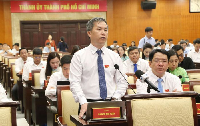 Đại biểu nêu kiến nghị liên quan đến quy hoạch, phân cấp, tự chủ tài chính cũng như khai thác nguồn lực đất đai. Ảnh: Văn Dũng
