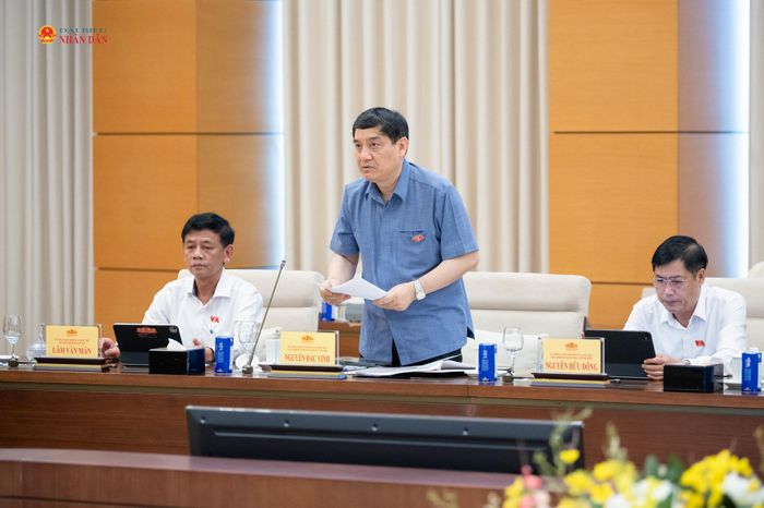Chủ nhiệm Ủy ban Văn hóa và Xã hội Nguyễn Đắc Vinh trình bày tóm tắt Báo cáo thẩm tra sơ bộ dự án Luật