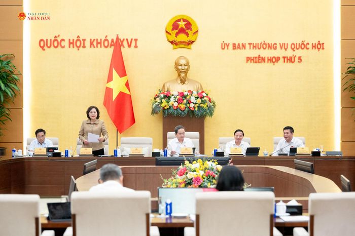 Phó Chủ tịch Quốc hội Nguyễn Thị Hồng phát biểu kết luận phiên họp