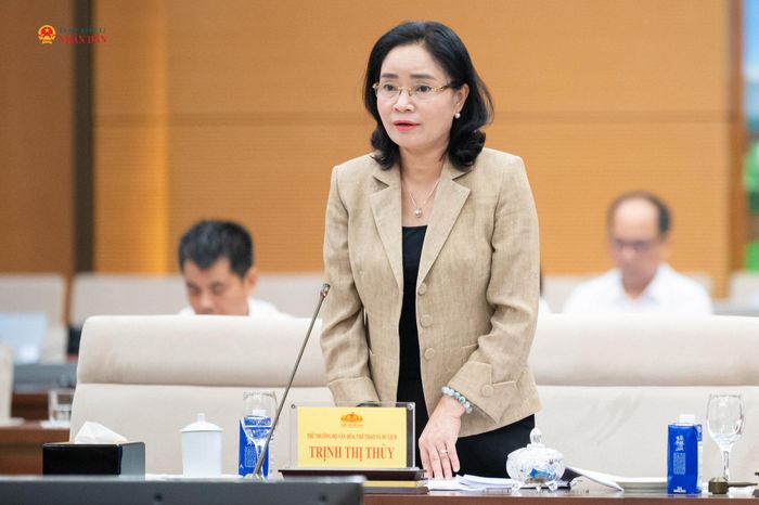 Thứ trưởng Bộ Văn hóa, Thể thao và Du lịch Trịnh Thị Thủy thuyết trình về nội dung cơ bản của dự thảo Luật