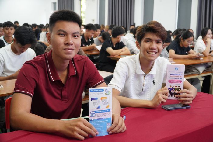 Các tân sinh viên được trang bị kiến thức về Luật BHYT và chính sách BHYT dành cho học sinh, sinh viên. Ảnh: Gia Phong