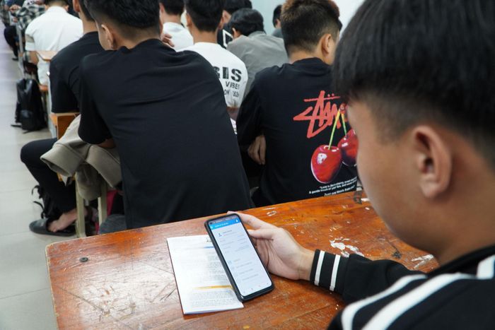 Sinh viên được hướng dẫn cách cài đặt, sử dụng ứng dụng VssID. Ảnh: Gia Phong