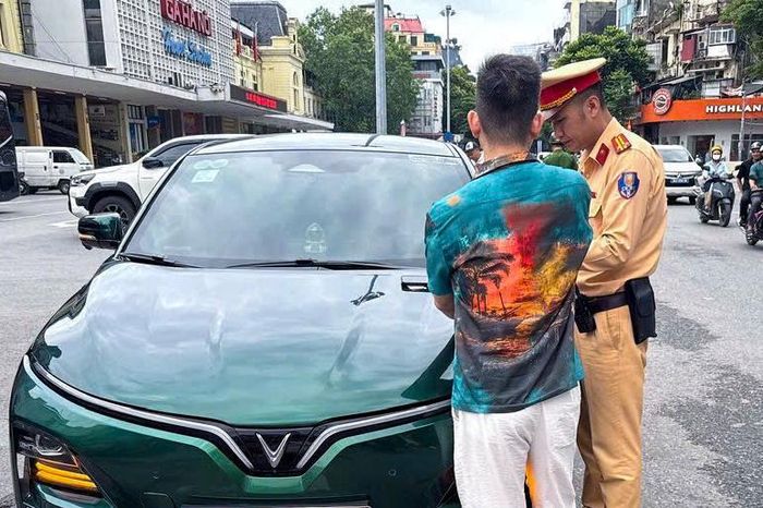 Trường hợp đỗ xe sai quy định trước cửa Ga Hà Nội bị xử lý