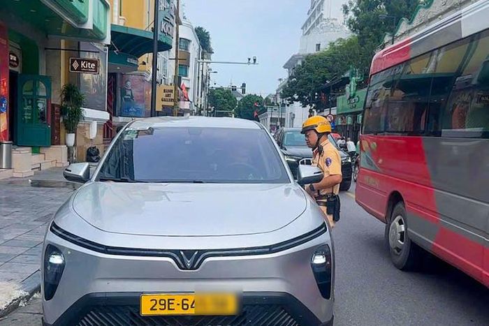 CSGT xử lý trường hợp dừng, đỗ sai quy định trên đường Tràng Tiền