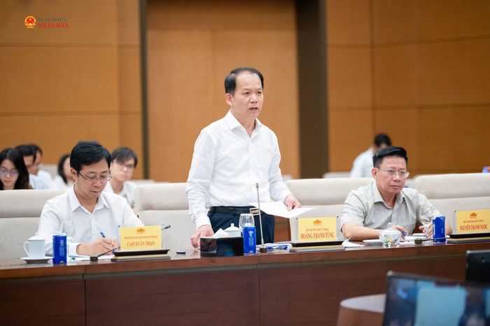 Bộ trưởng Bộ Tư pháp Hoàng Thanh Tùng trình bày tóm tắt Tờ trình dự án Luật