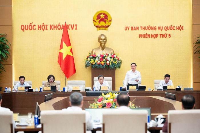 Phó Chủ tịch Quốc hội Nguyễn Khắc Định điều hành phiên họp