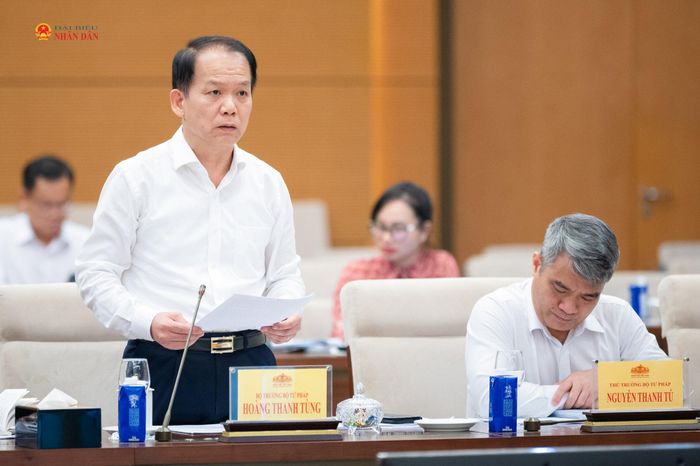 Bộ trưởng Bộ Tư pháp Hoàng Thanh Tùng trình bày tóm tắt Tờ trình dự án Luật Luật sư (sửa đổi)