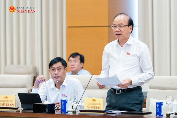 Chủ nhiệm Ủy ban Pháp luật và Tư pháp Phan Chí Hiếu trình bày Báo cáo thẩm tra sơ bộ dự án Luật Luật sư (sửa đổi)