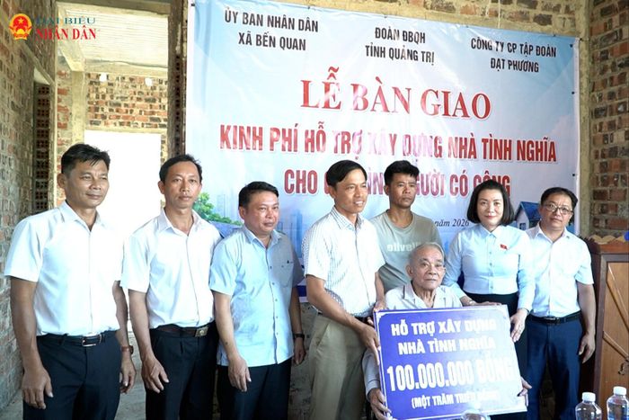 Phó Trưởng đoàn chuyên trách Đoàn ĐBQH Quảng Trị Nguyễn Minh Tâm (thứ hai từ phải sang) trao kinh phí hỗ trợ xây dựng nhà tình nghĩa cho gia đình ông Phạm Hồng Sết, người có công với cách mạng, tại xã Bến Quan