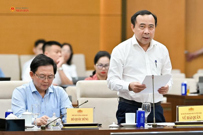 Bộ trưởng Bộ Khoa học và Công nghệ Vũ Hải Quân phát biểu tại phiên họp. Ảnh: Phạm Thắng