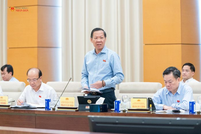 Chủ nhiệm Ủy ban Kinh tế và Tài chính Phan Văn Mãi phát biểu. Ảnh: Phạm Thắng