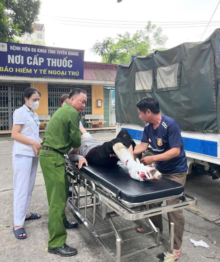 Công an xã Kiến Thiết sử dụng xe ô tô chuyên dụng đưa bà H.T.P. đến Bệnh viện.