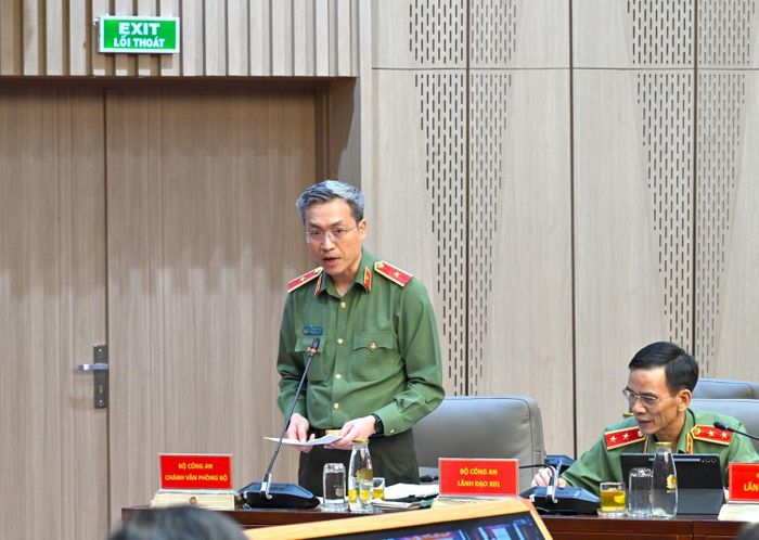 Chánh Văn phòng Bộ Công an Thiếu tướng Nguyễn Quốc Toản trình bày báo cáo tại Hội nghị.