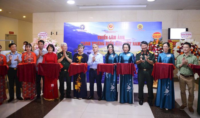 Ban tổ chức cắt băng khai mạc triển lãm. Ảnh: Vũ Minh