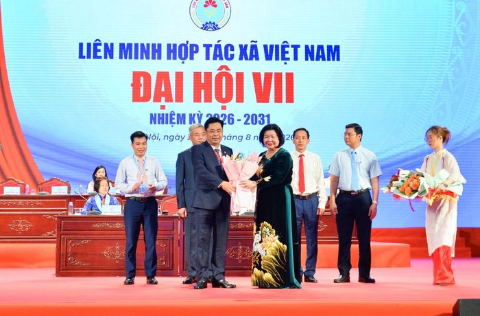 Chủ tịch Liên minh HTX Việt Nam tặng hoa cảm ơn các nhà tài trợ đã góp phần vào thành công của Đại hội. Trong ảnh: Chủ tịch Cao Xuân Thu Vân tặng hoa cho đại diện ngân hàng Agribank - nhà tài trợ chính cho Đại hội đại biểu toàn quốc Liên minh HTX Việt Nam nhiệm kỳ 2026-2031.