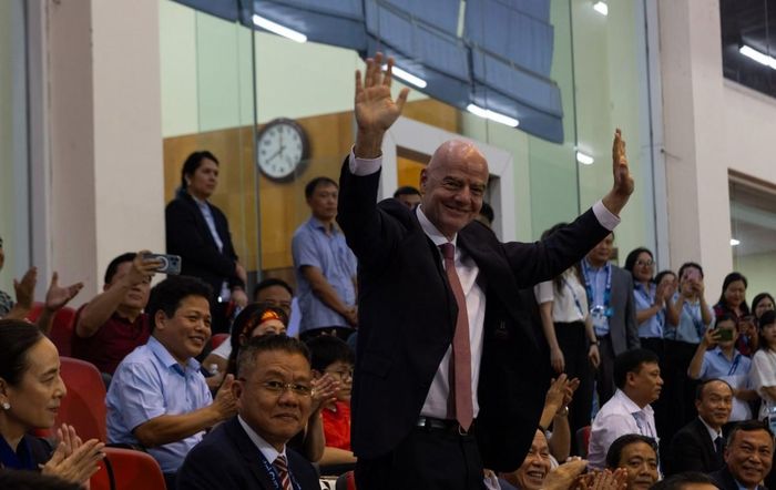 Chủ tịch FIFA Gianni Infantino trên khán đài sân Mỹ Đình tối 26/8. Ảnh: Instagram/@gianni_infantino (tài khoản Instagram của ông Infantino)