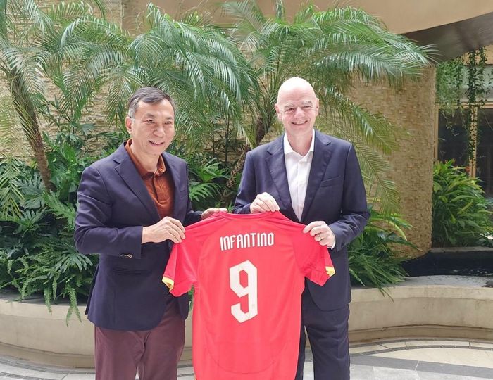 Chủ tịch VFF Trần Quốc Tuấn tặng ông Gianni Infantino áo đấu của tuyển Việt Nam. Ảnh: VFF
