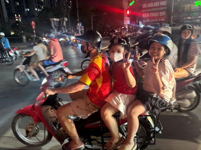 Nhiều gia đình cùng xuống phố, hòa chung niềm vui với đội tuyển Việt Nam.